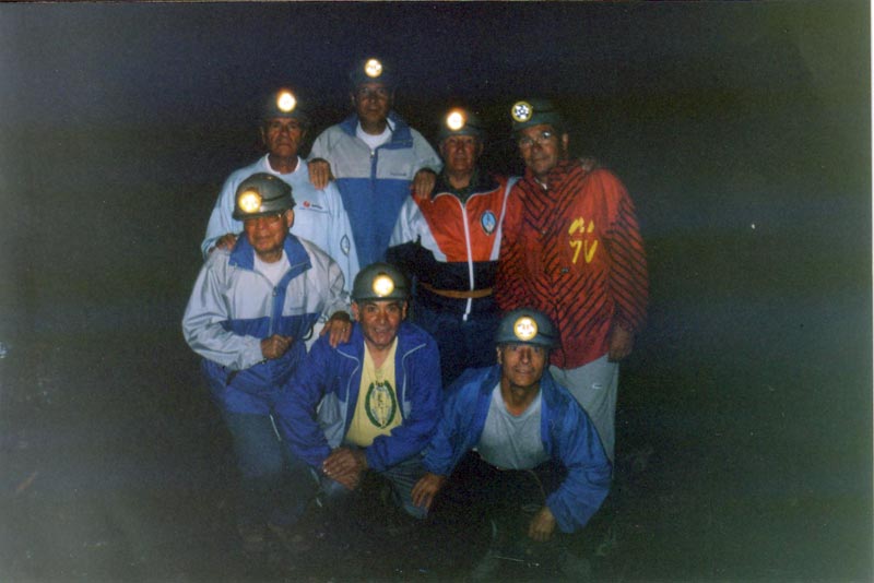 Más que espeleólogos aficionados, parecen un grupo dde mineros uniformados, con el capataz en cabeza, antes de entrar en el tajo.
