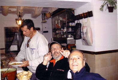 Juan Valladares, en Trevélez, sirviendo la cena