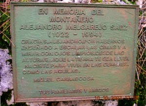 Placa en recuerdo de Alejandro Melgarejo colocada en la Alfaguara