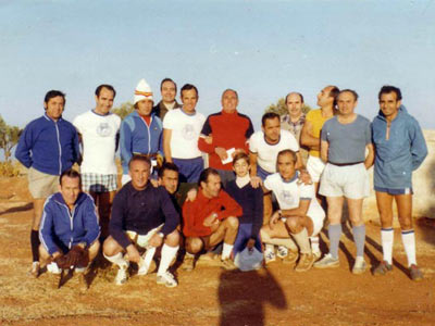 Algunos de los componentes de la peña de fútbol “Amigos del Llano de la Perdiz”, posando junto al campo de juego habitual en el Llano