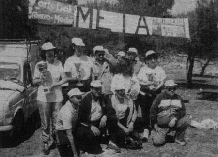 Las parejas vencedoras en la II Marcha de Parejas Mixtas posando con sus trofeos