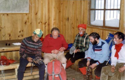 La banda de los 5 Magníficos, en el refugio de Río Seco, preparando el asalto a la diligencia, 1981 (Juan y Nono toman buena nota de cómo Momo y Pepe Ríos ponen las correas a los crampones, mientras Miguel observa con atención)