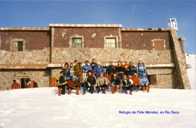 Los participantes en la travesía posando delante del refugio “Félix Méndez”